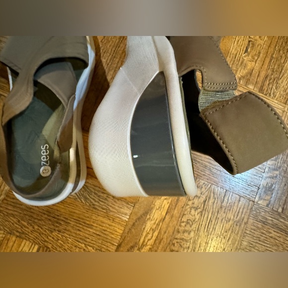 Great Bzees sunset wedge sandals in olive, size 9.5 - Picture 3 of 7